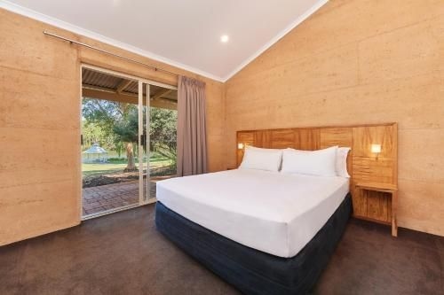 เอจต์ วิลโลว์ รีทรีต (Eight Willows Retreat)1