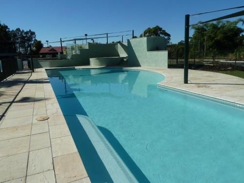 McNevins Logan Park Motel0
