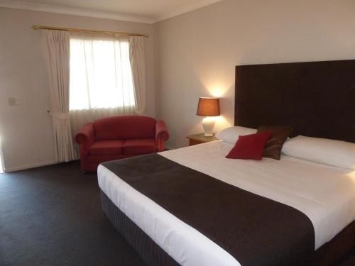 McNevins Logan Park Motel4