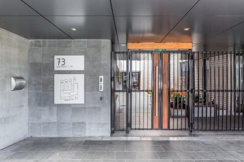Stylish 2-bed 2 bath with free parking4