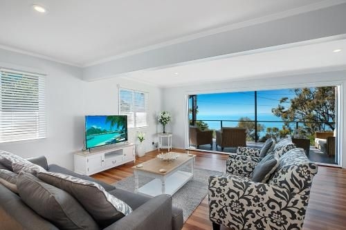 Stunning Family Escape on the Point With Bay Views0