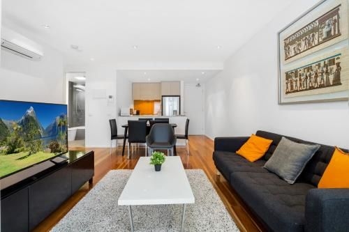 Stylish Apartment With Large Balcony and Parking0