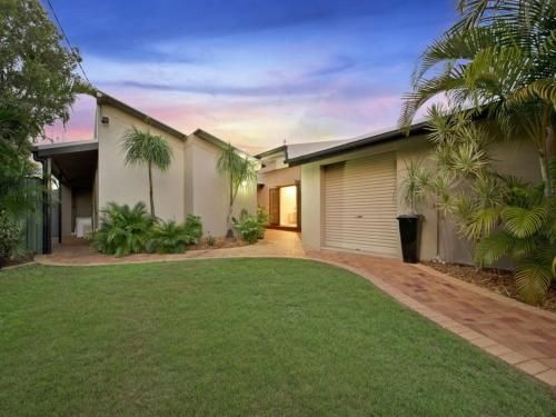Coorumbong 16 - 5 BDRM Canal Home with Pool3