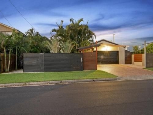 Coorumbong 16 - 5 BDRM Canal Home with Pool2