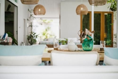 Pineapple Petes Beach House4