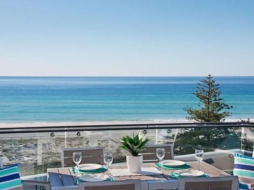 Iconic Unit 704 - Luxury Beachfront Apartment With Wi-Fi On Kirra Beach In Coolangatta2