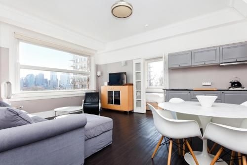 Apt - Sunny with Views0