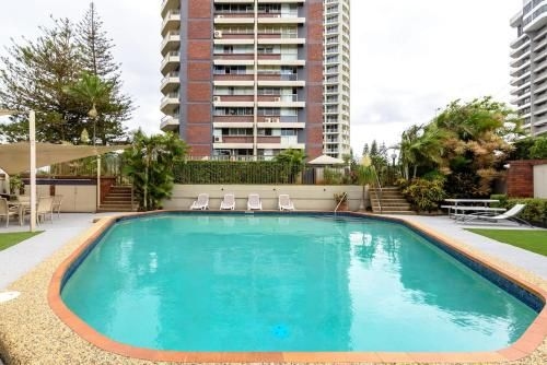 Main Beach Waterfront Apartment1