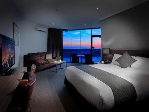 Lakes Hotel0