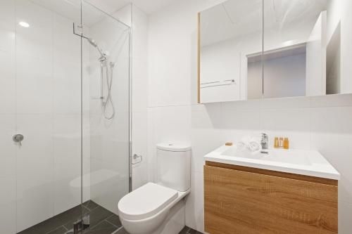 Spacious Urban Oasis Apartment with City Views by Ready Set Host2