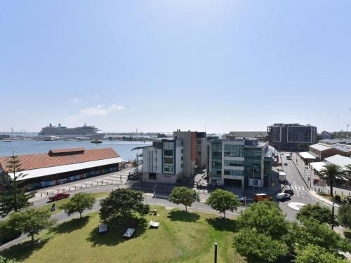Honeysuckle Haven - harbour facing + walk to restaurants0