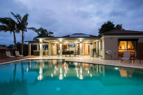 Luxury Waterfront Home0