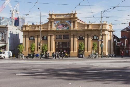 Clean Modern Apartment 15 Mins From City on Tram3