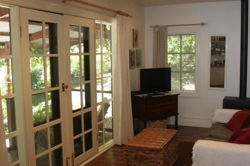 Stone's Throw Cottage Bed and Breakfast4