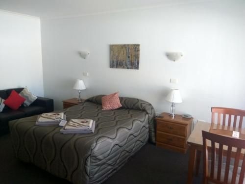 Holbrook Town Centre Motor Inn4