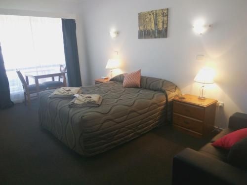 Holbrook Town Centre Motor Inn1