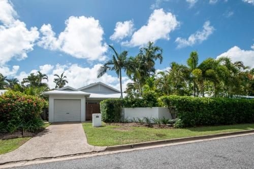 Sandwater-Tropical Beachside Holiday House1