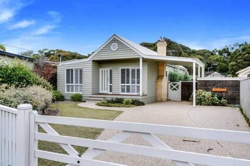 Cute Cottage on Cain - Beach at end of Street0