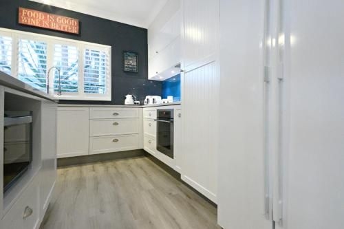 Crusoe's Beach House - Airlie Beach1