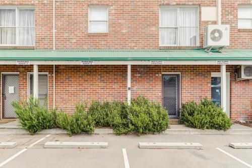 The Apartment, Metung2