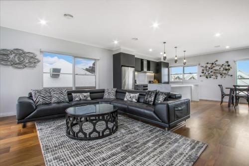 The Apartment, Metung0