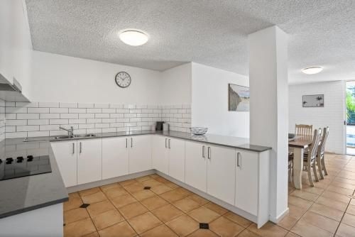 2/56 Lawson Street@Clarkes Beach0