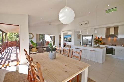 STUNNING HOME WITH SPECTACULAR VIEWS AND CLOSE TO THE BEACH (Stunning Home With Spectacular Views And Close To The Beach)1