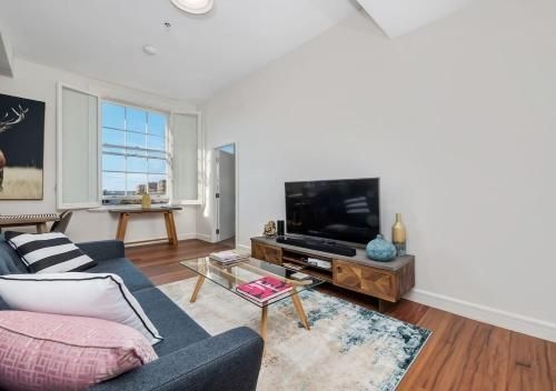 Inner-City apartment minutes walk to dining hubs (Inner-City Apartment minutes walk to Dining Hubs)0