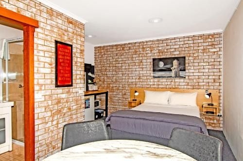 ริเวอร์ สตรีท โมเต็ล (River Street Motel)1