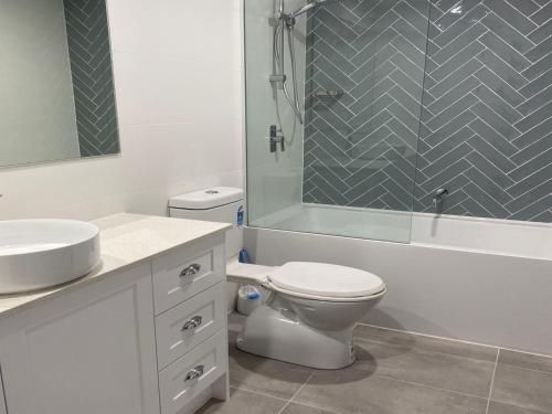 3br Broadbeach Lakefront Apartment2