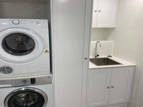 3br Broadbeach Lakefront Apartment1