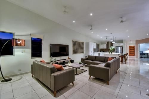 Luxury Darwin City Lights Jacuzzi Central Location Large House New Furnishings1
