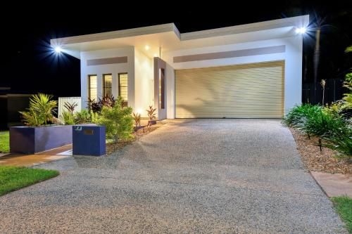 Luxury Darwin City Lights Jacuzzi Central Location Large House New Furnishings3
