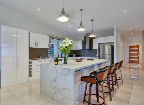 Luxury Darwin City Lights Jacuzzi Central Location Large House New Furnishings4