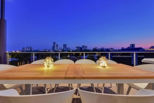 Luxury Darwin City Lights Jacuzzi Central Location Large House New Furnishings0