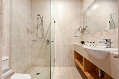 Pavillion 3 Absolute Waterfront 4 Bedroom 2 Lounge Room Plunge Pool + Golf Buggy1