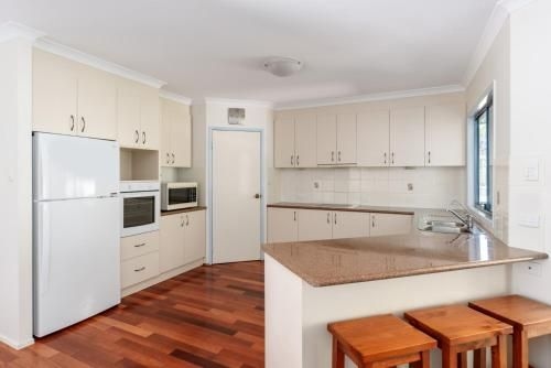 12 Ibis Court - Highset Beach House With Natural Bushland Gardens And Covered Decks3