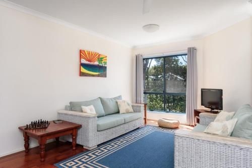 12 Ibis Court - Highset Beach House With Natural Bushland Gardens And Covered Decks2