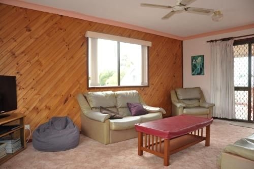 31 Bombala Crescent - Two Storey Home With Covered Outdoor Deck, Fully Fenced Backyard. Pet Friendly3