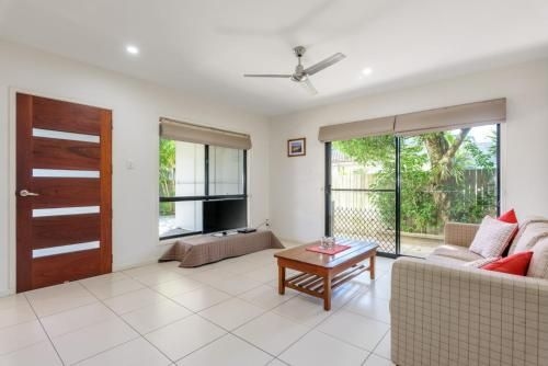 Unit 1 Rainbow Surf - Modern, Two Storey Townhouse With Large Shared Pool, Close To Beach And Shop1