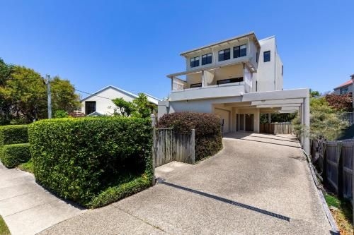 Wake up to ocean views in stylish comfort (Wake Up To Ocean Views In Stylish Comfort)1