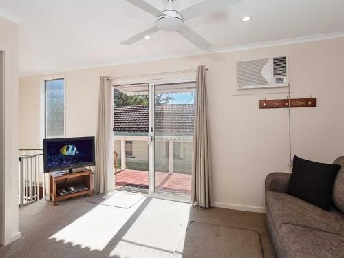 2 'Hibiscus Court' 9 Government Road - fantastic air conditioned 3 bedroom unit3