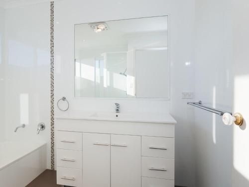 33 Gloucester St -huge holiday house in Nelson Bay with pool and stunning water views4