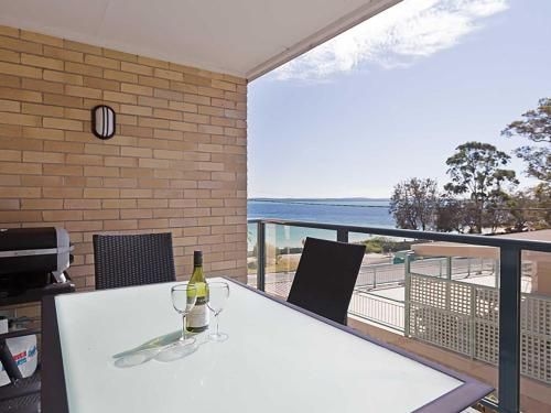 4 'Shoreline' 7 Victoria Parade - views over Fly Point and Marina0