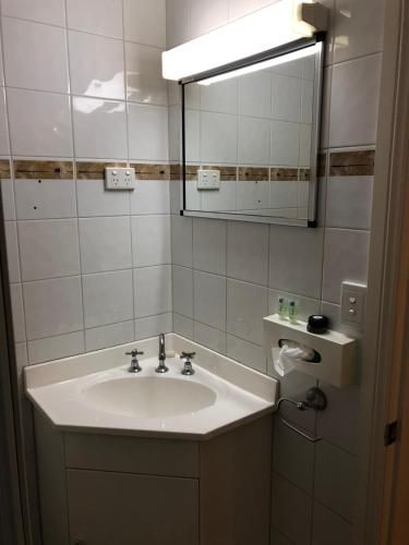 โอเวอร์แลนเดอร์ มอเตอร์ ลอดจ์ (Overlander Motor Lodge pty ltd.)4