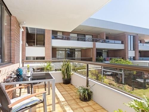 23 'The Commodore' 9-11 Donald Street - delightful unit with gorgeous water views4