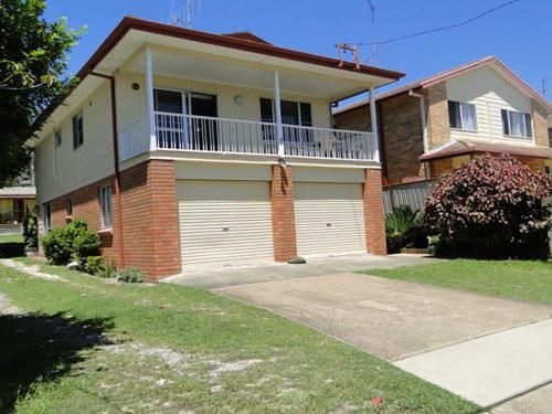 3 Tomaree Street - cute 4 bedroom house with aircon in the heart of town2