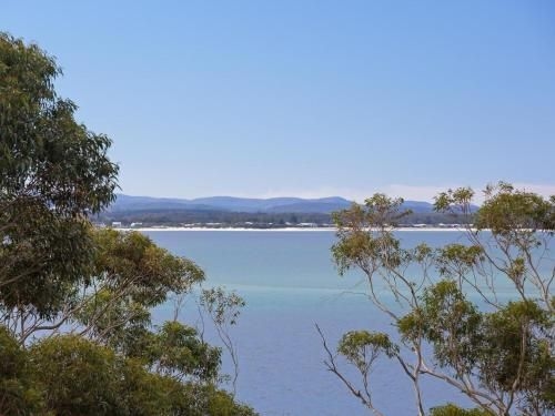 12 'Thurlow Lodge', 6 Thurlow Avenue - water views, pool and central location0