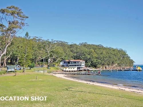 3 'Collendina', 19 Kurrawa Close - position and water views - WOW1