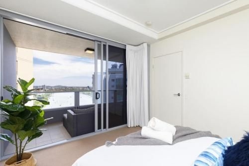 SK2 - CHARMING Skyline CBD w River Views 3 BR Private Apartment (SK2 - 3BR with Pool Gym Steam Room in Story Bridge)2